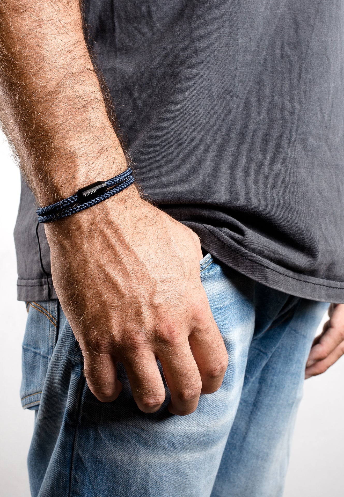 Akitsune-Mare-Nylon-Bracelet-Matte-Black-Navyblue-Model