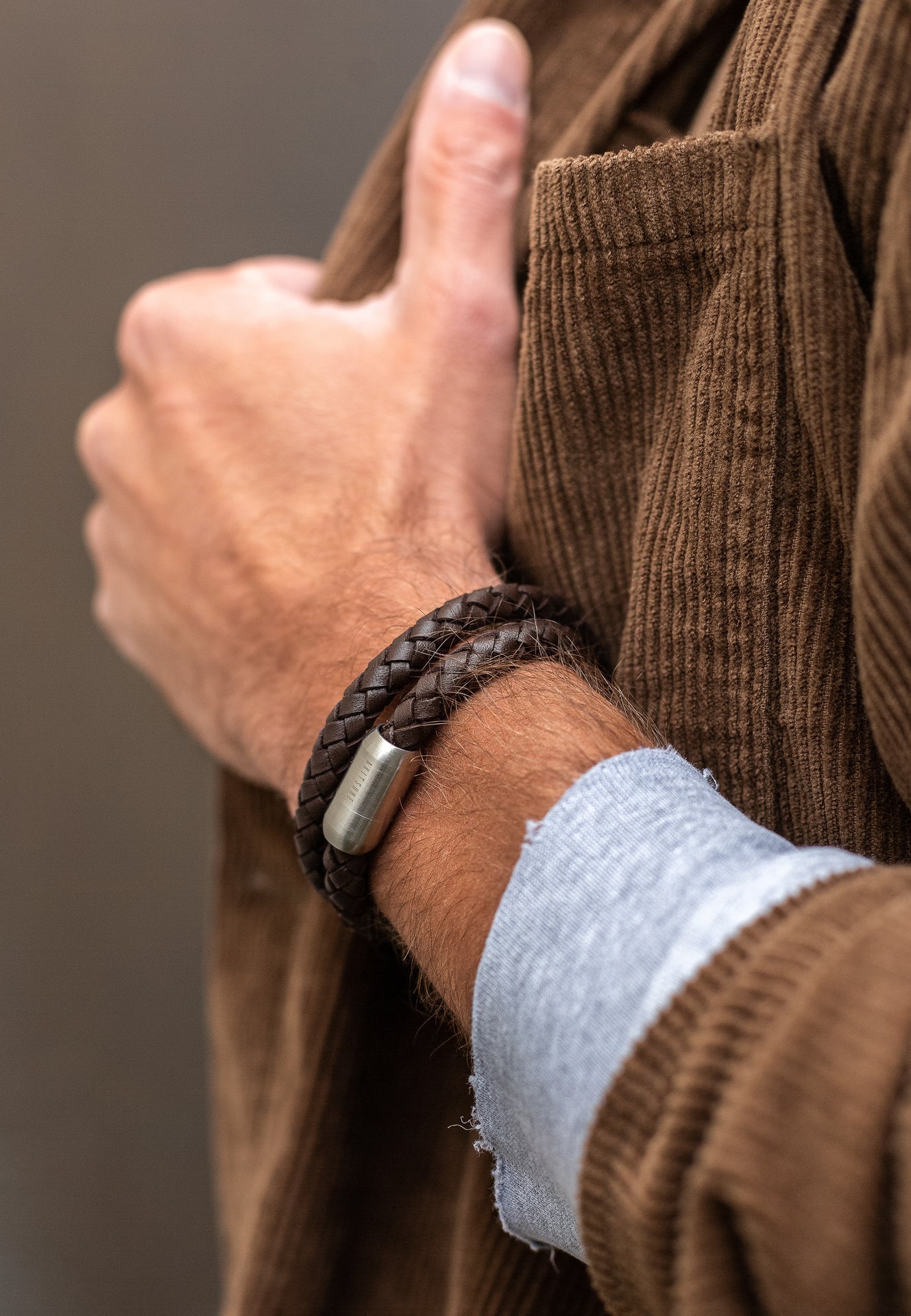 Akitsune-Navis-Leather-Bracelet-Silver-Brown-Model-2