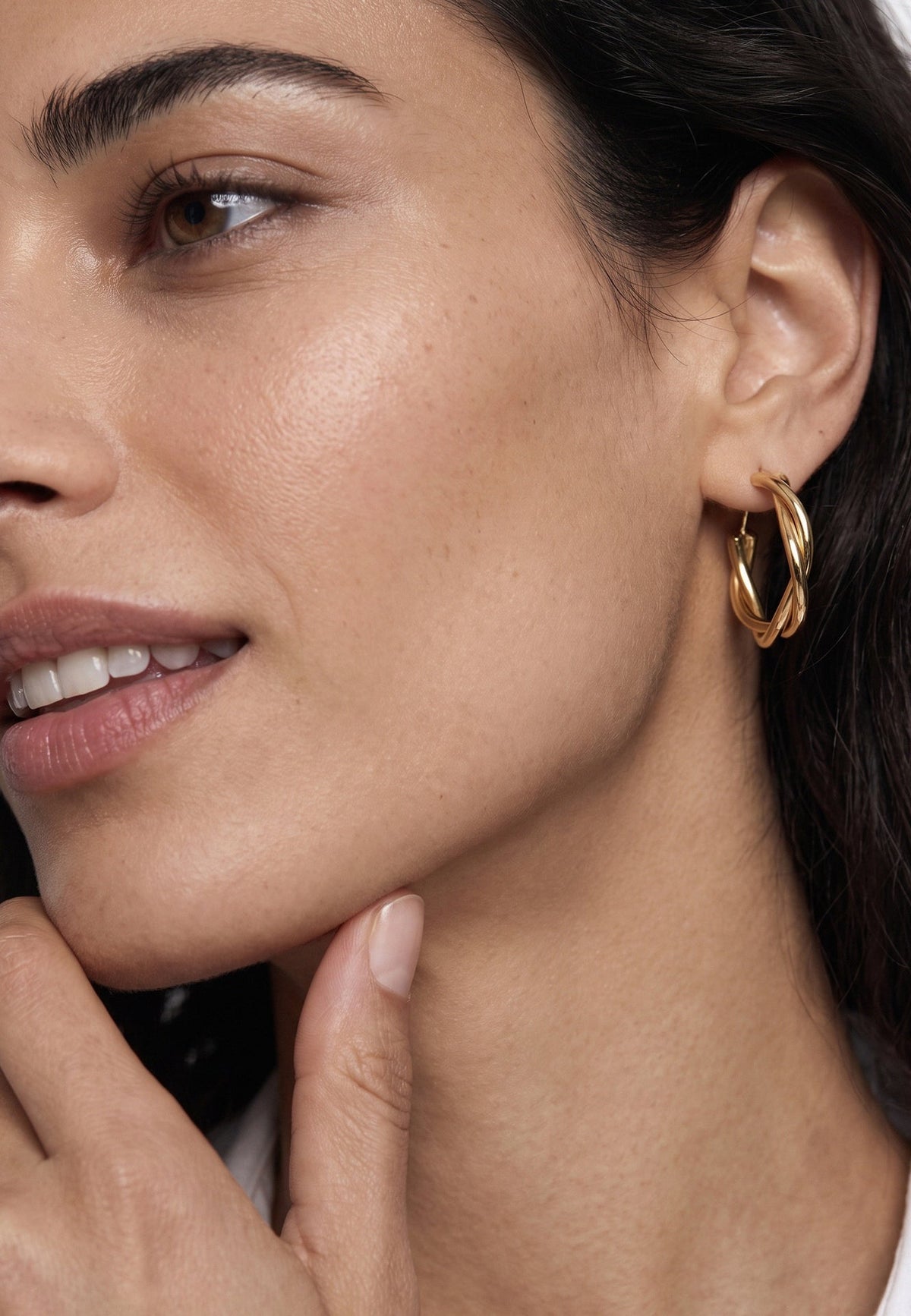 Akitsune Ophelia Earring gold tone, close-up on a model