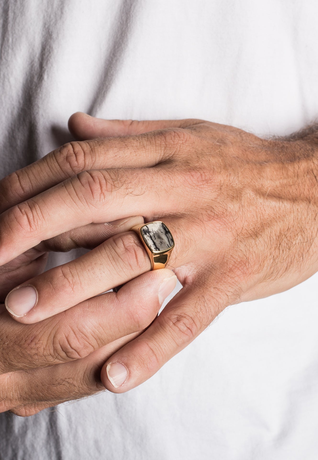 Akitsune-Opul-Ring-Gold-Labradorite-Men-Signet-Model