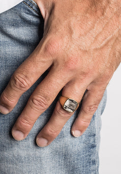 Akitsune-Opul-Ring-Gold-Labradorite-Men-Signet