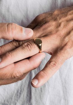 Akitsune-Parvus-Signet-Ring-Gold-Hand-Model-2