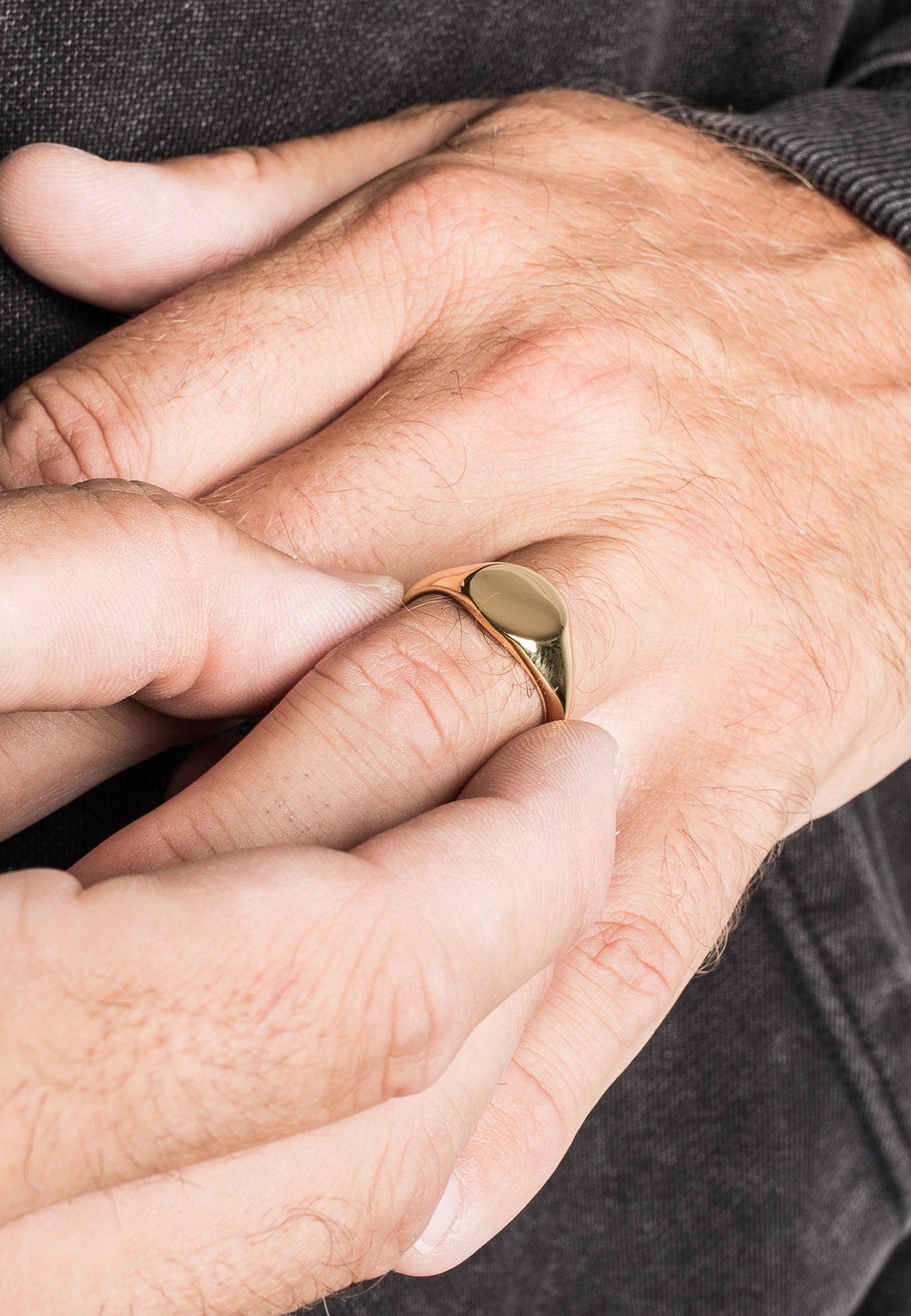 Akitsune-Parvus-Signet-Ring-Gold-Hand-Model-3