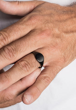 Akitsune-Parvus-Signet-Ring-Matte-Black-Men-2