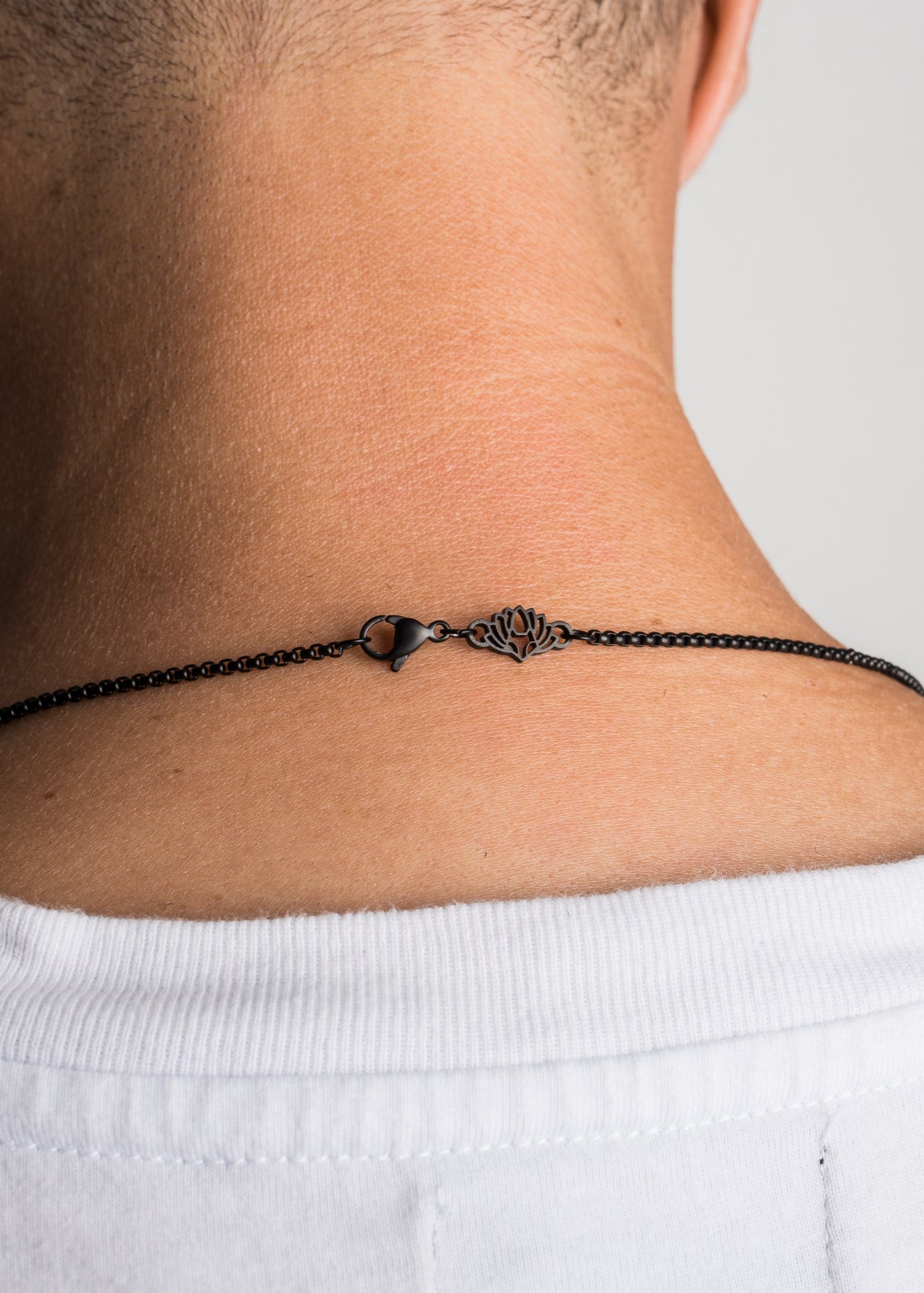 Akitsune-Pearl-Necklace-Chain-Matte-Black-Model-1