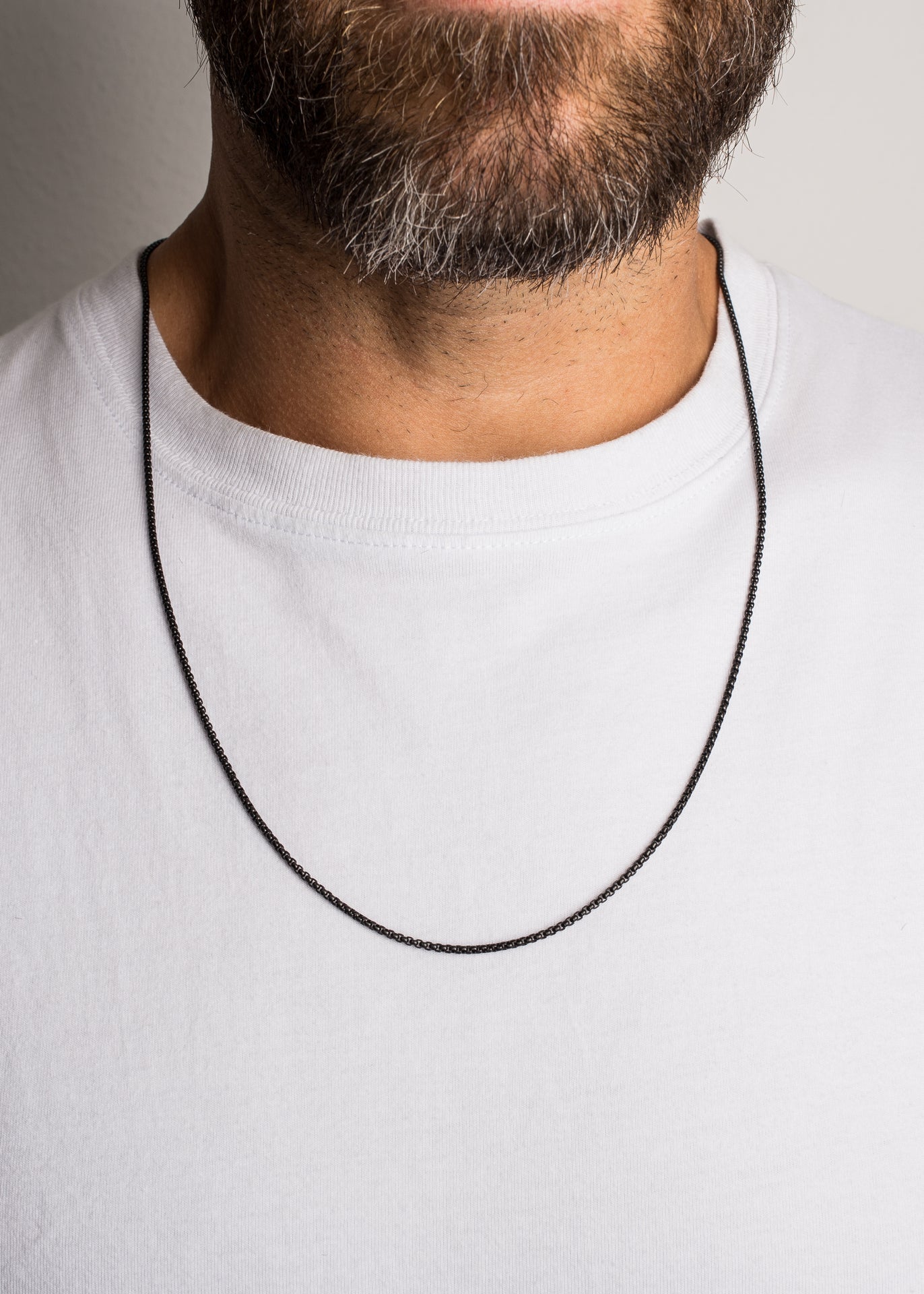 Akitsune-Pearl-Necklace-Chain-Matte-Black-Model-3