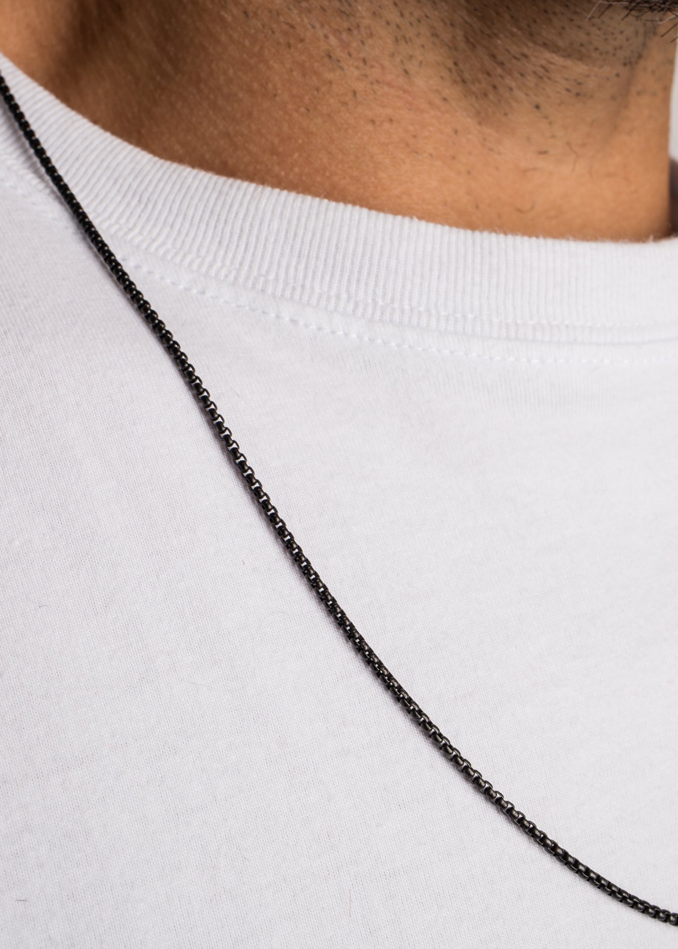 Akitsune-Pearl-Necklace-Chain-Matte-Black-Model-4