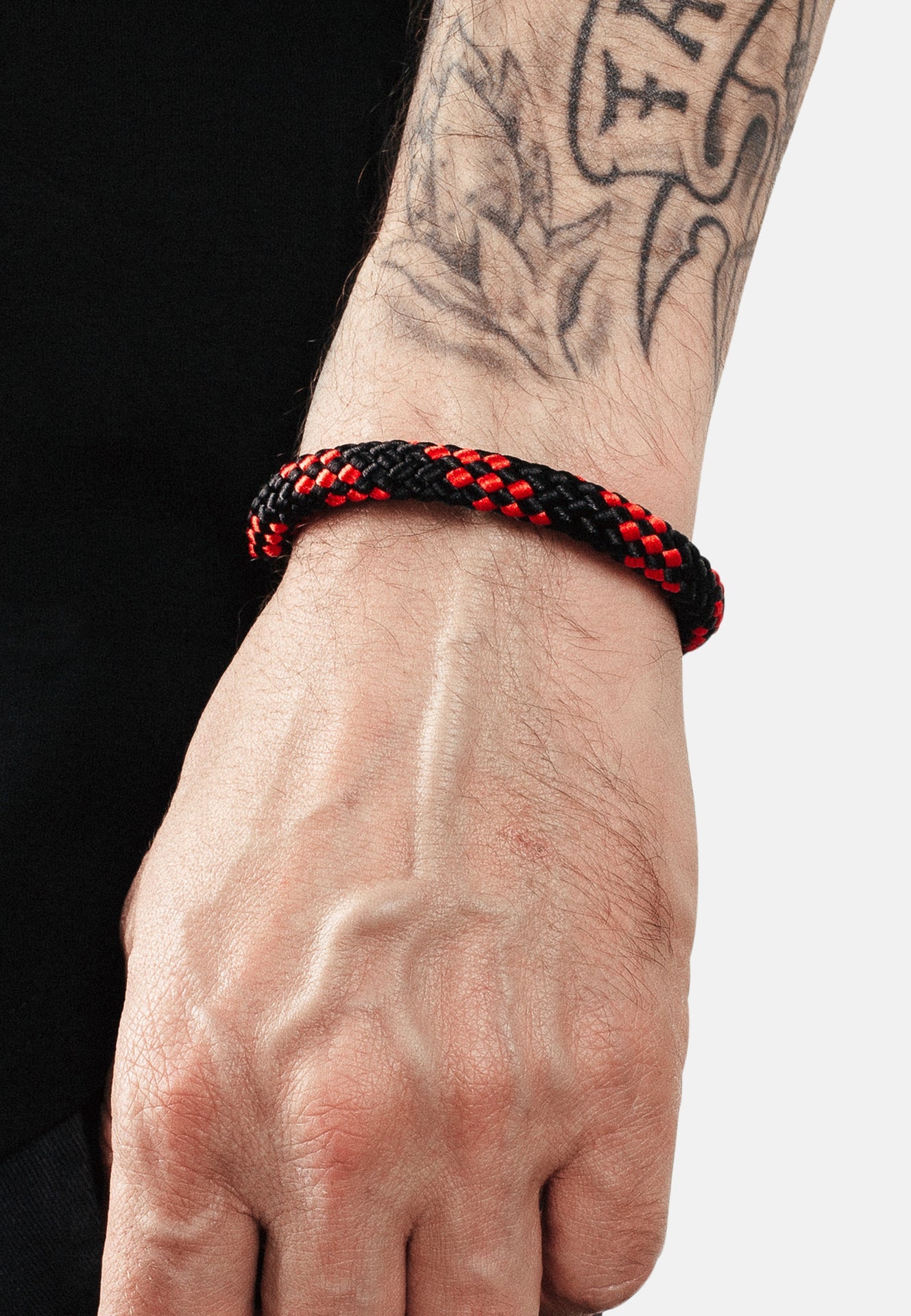 Akitsune-Portus-Bracelet-Nautical-Black-Red-Model-2