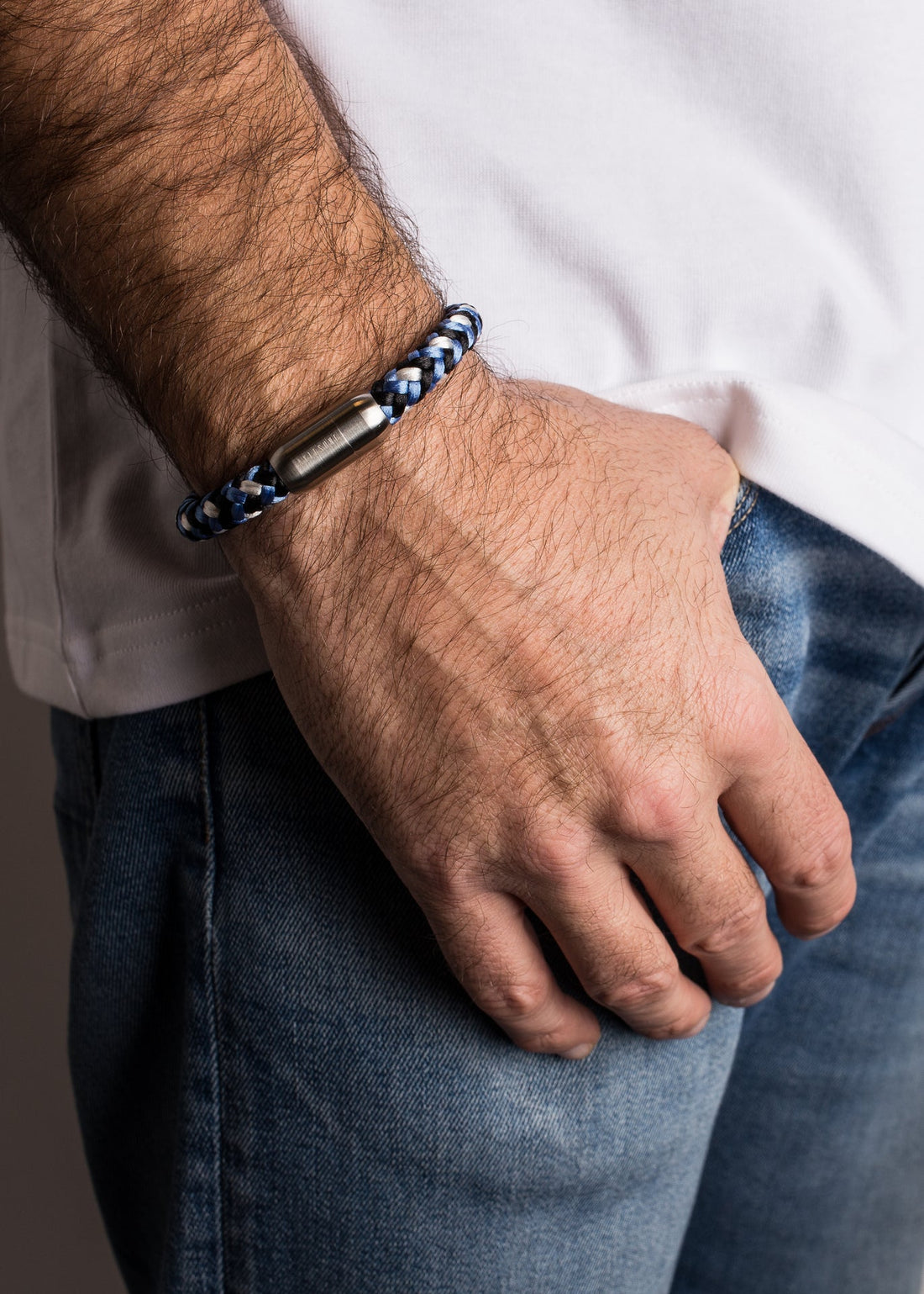 Portus Nautical Rope Armband Mattes Silber - Blau-Weiß an einem Model getragen
