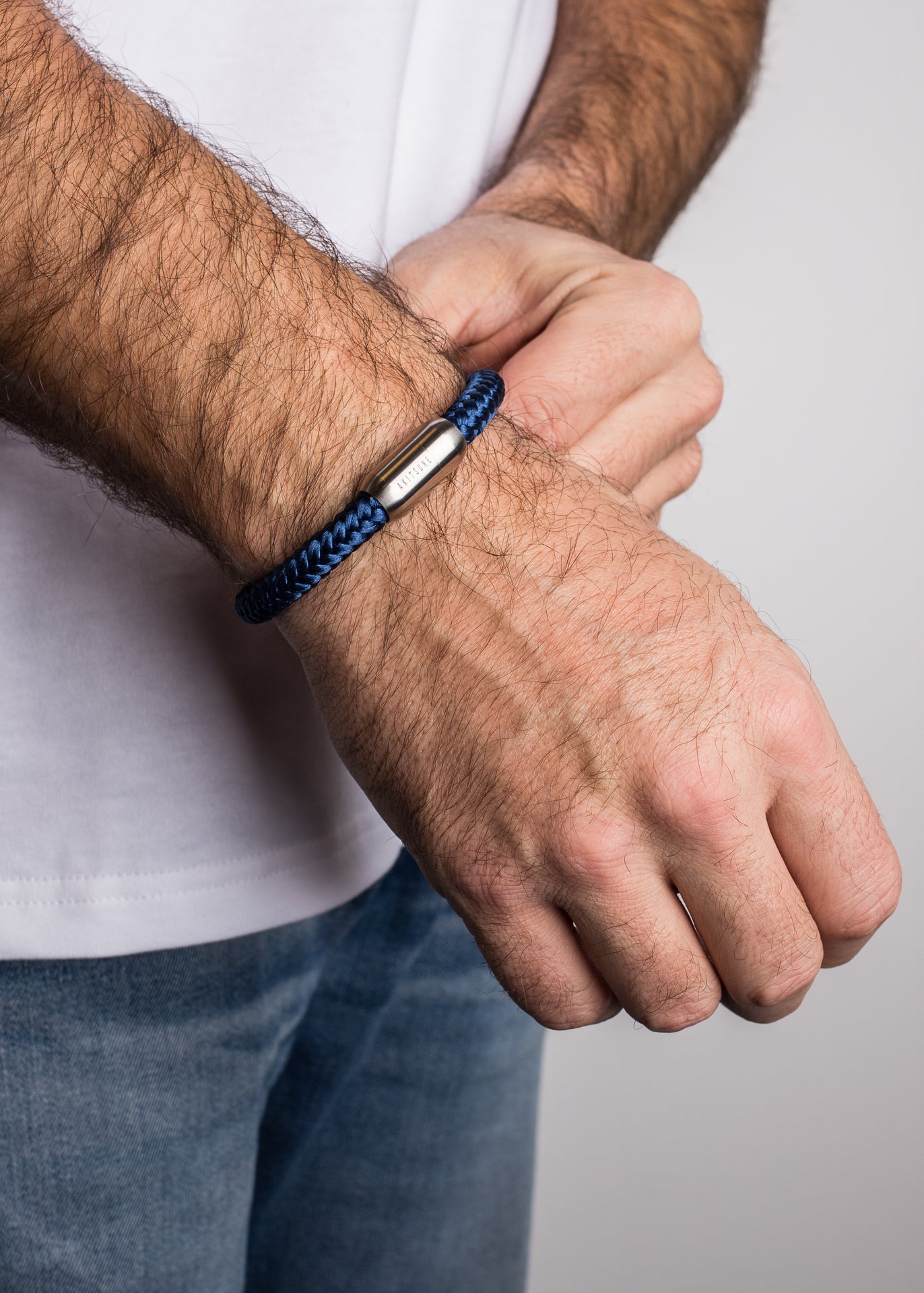 Akitsune-Portus-Nautical-Rope-Braclet-Matte-Silver-Navyblue-Model-3