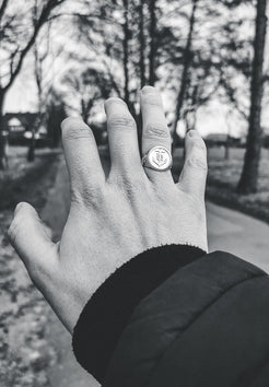 Akitsune-Portus-Ring-Silver-Anchor-Black-White-Maritim-Ship-Wheel