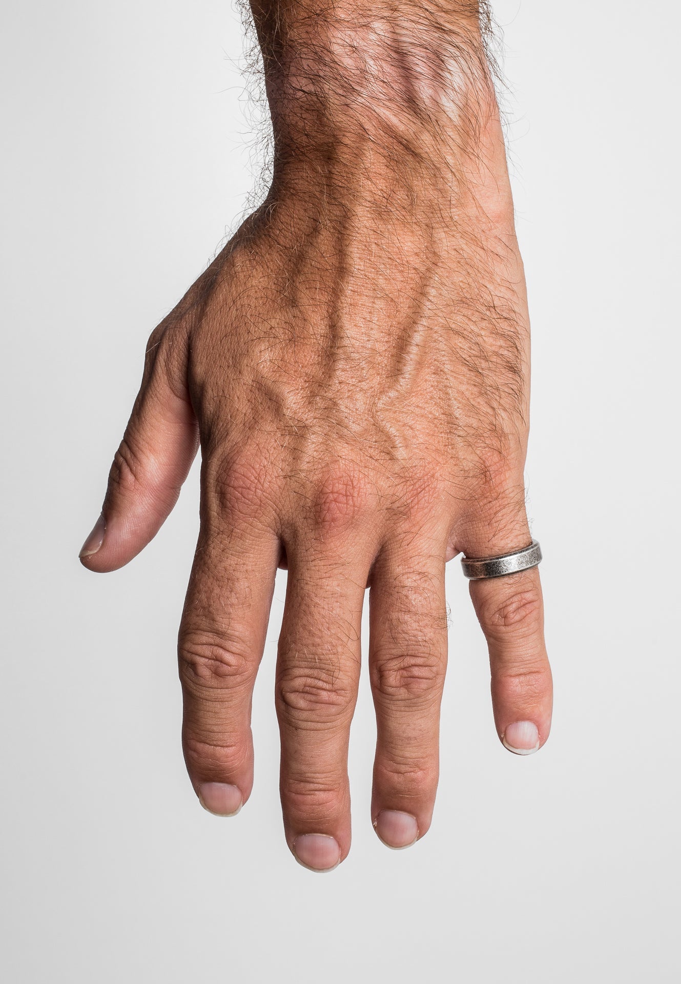 Akitsune-Purus-Minimalistic-Ring-Antique-Silver-Finger-Model