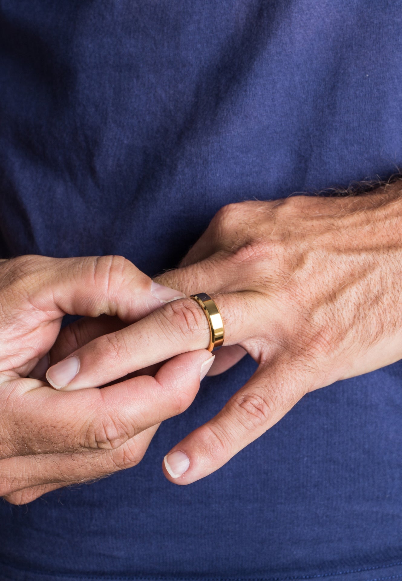 Akitsune-Purus-Minimalistic-Ring-Gold-Model-Finger