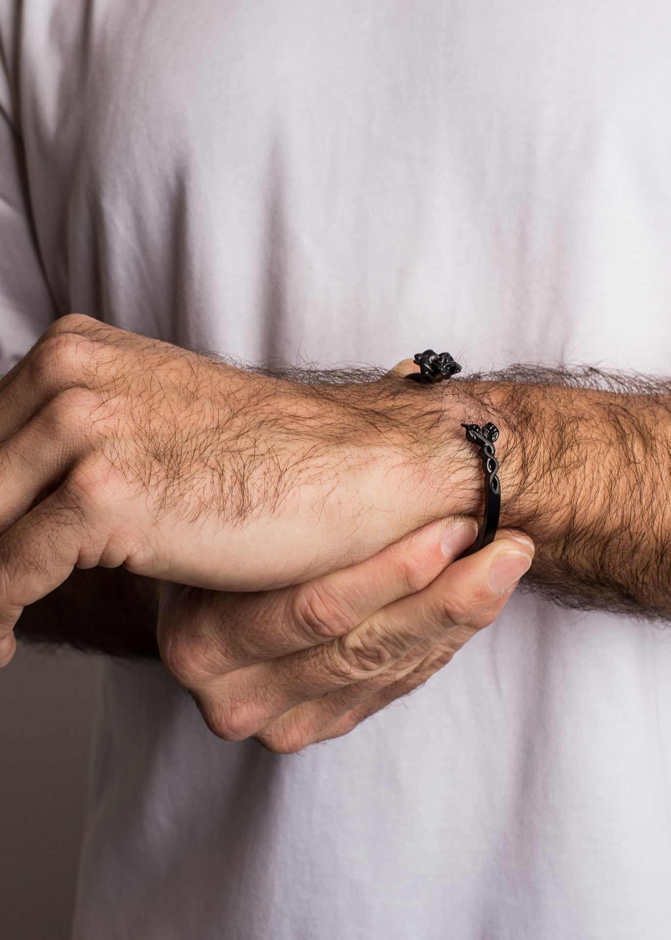 Akitsune-Rosa-Bangle-Bracelet-Matte-Black-Floral-Slim-10