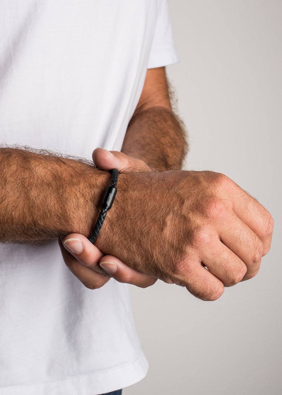 Silvus Lederarmband Matte Black - Schwarz an einem Model getragen