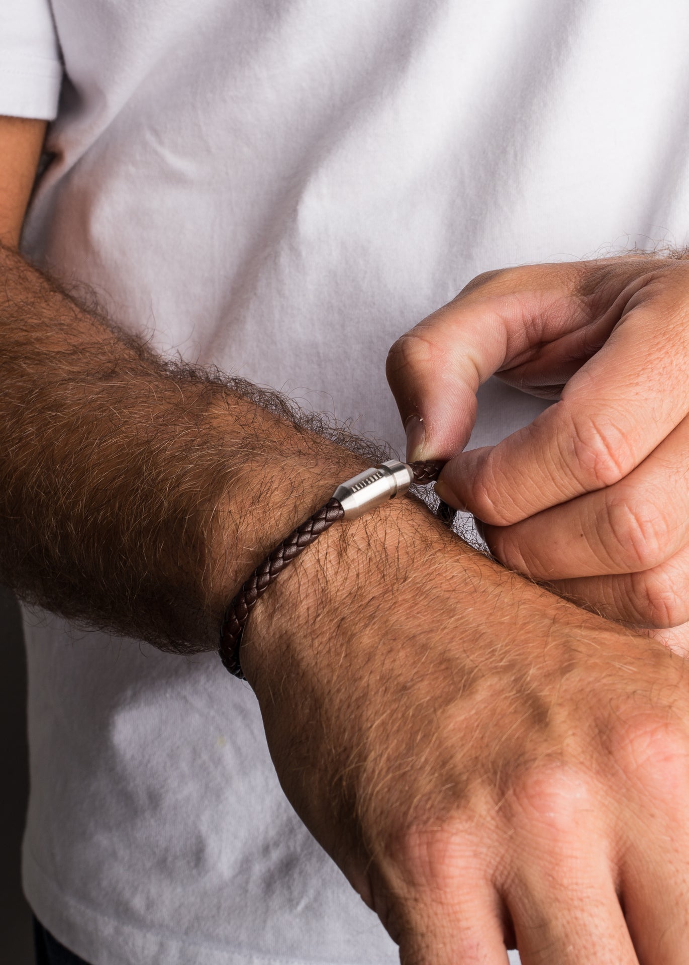 Akitsune-Silva-Leather-Bracelet-Silver-Brown-Model-Female