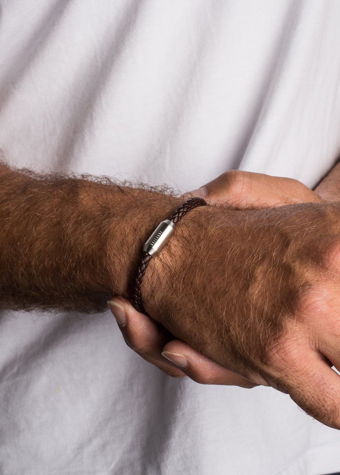 Silvus Lederarmband Silber - Braun an einem Model getragen