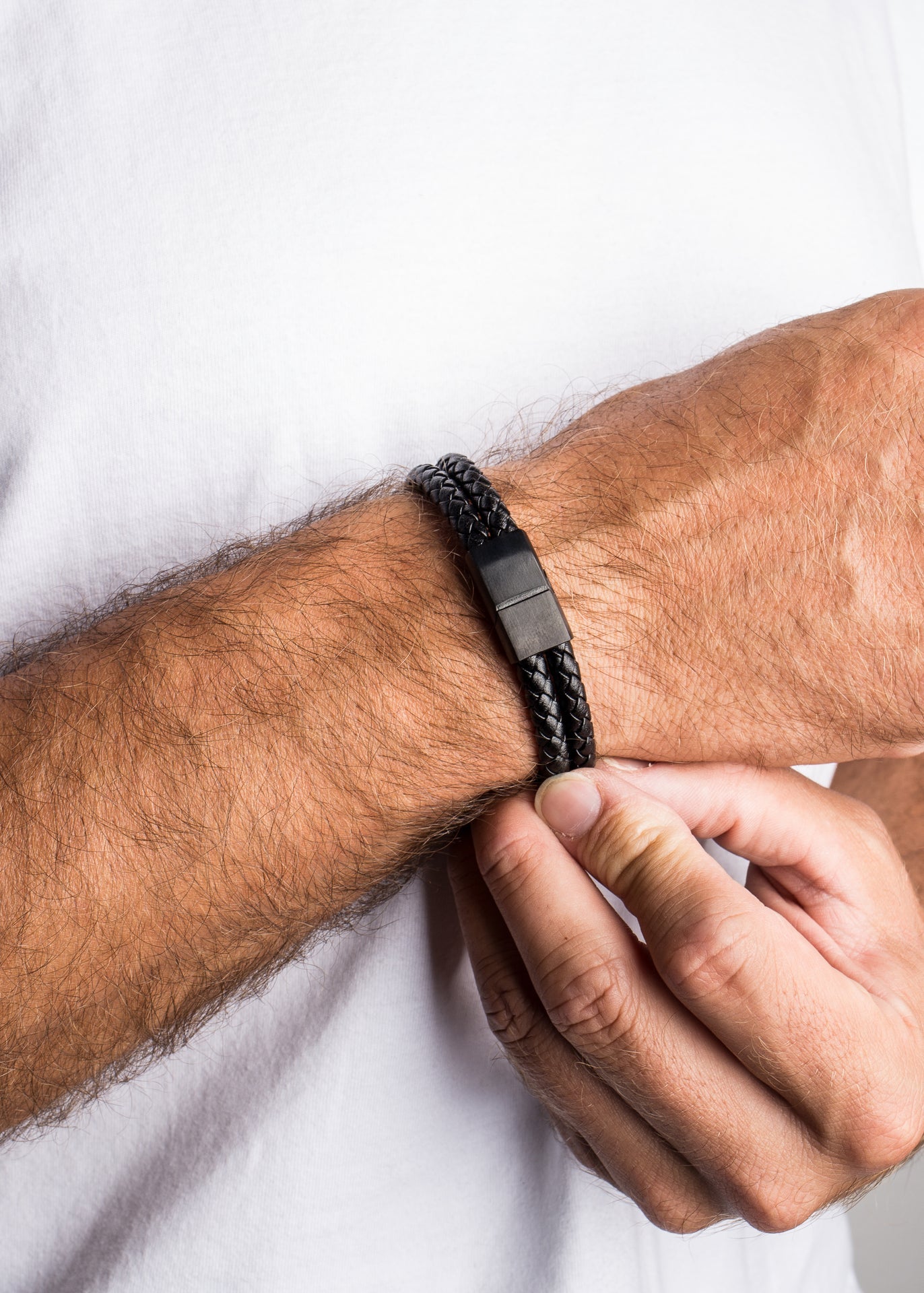 Akitsune-Simplicitas-Bracelet-Matte-Black-Hand-Model-Hamburg