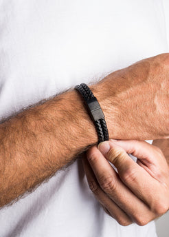 Akitsune-Simplicitas-Bracelet-Matte-Black-Hand-Model-Hamburg