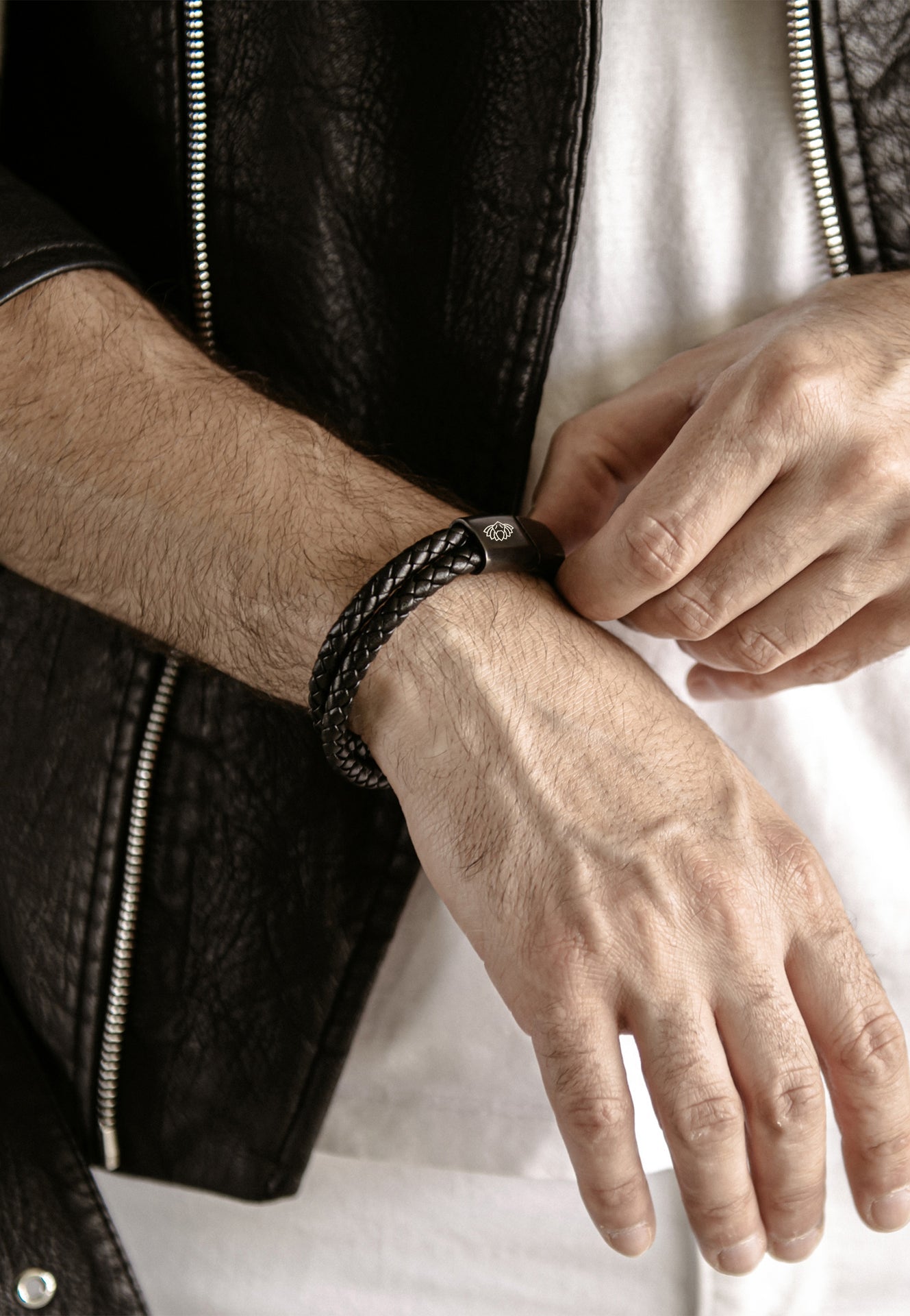 Akitsune-Simplicitas-Bracelet-Matte-Black-Model-Style-Mens