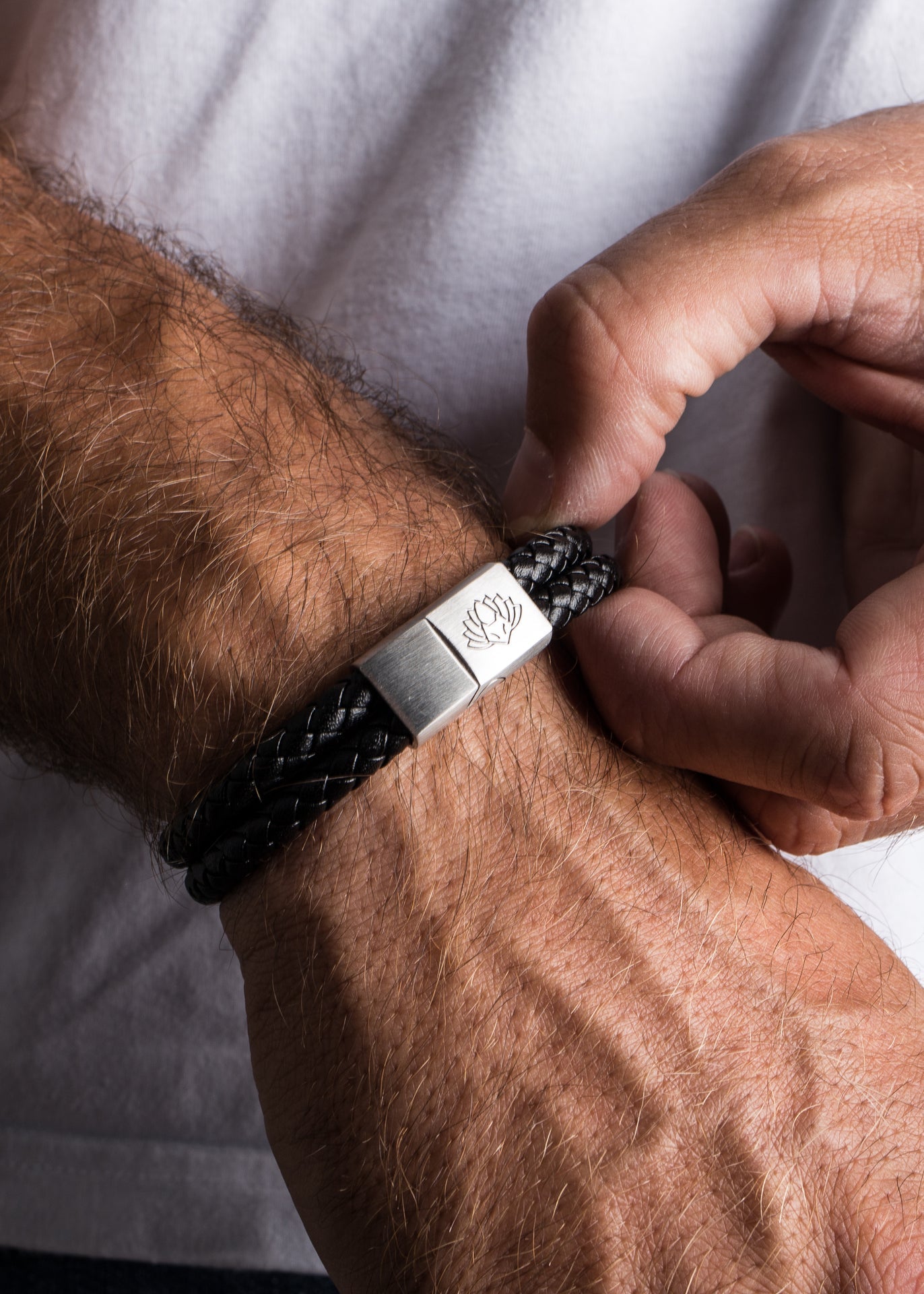 Akitsune-Simplicitas-Bracelet-Silver-Black-Model-1