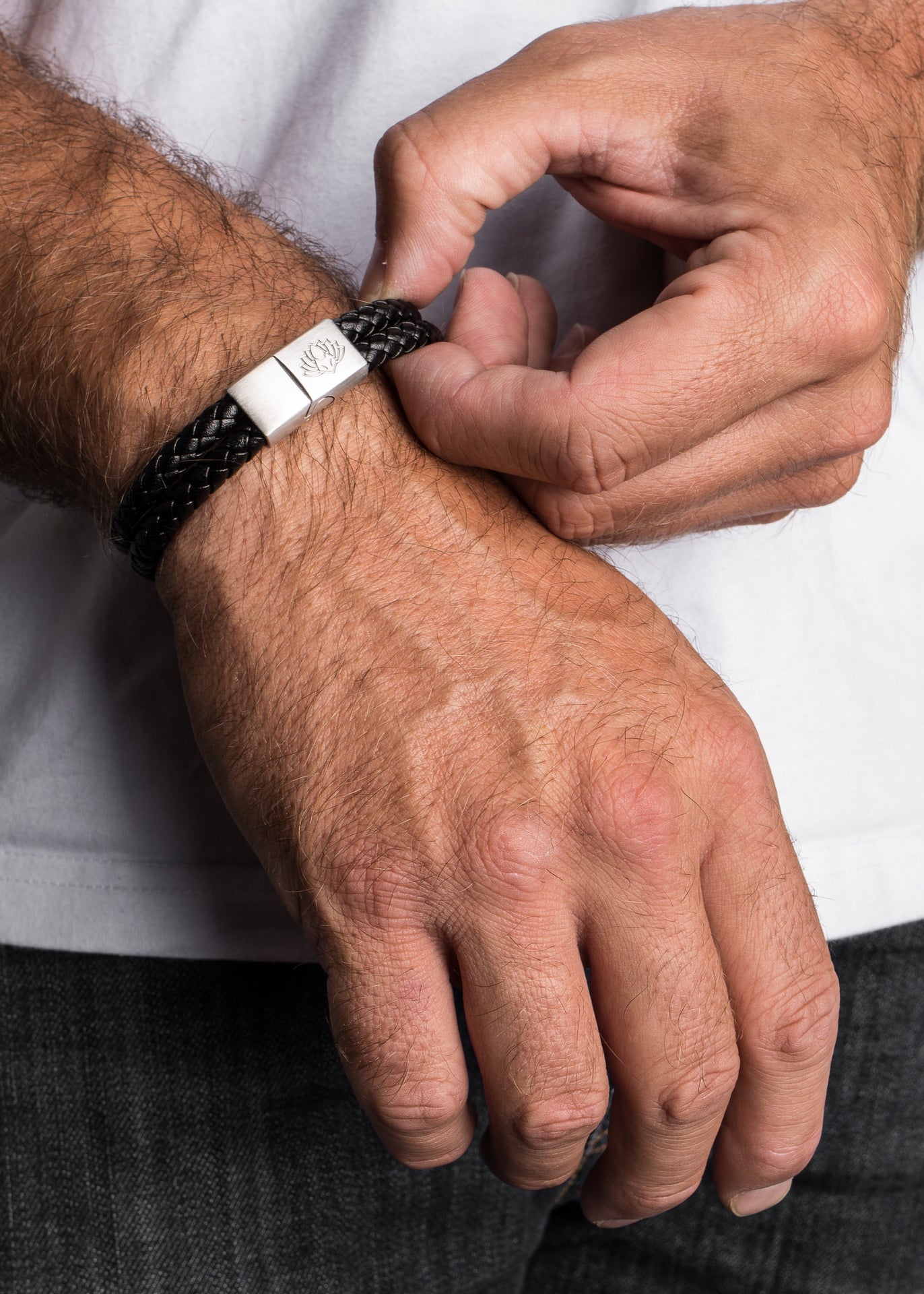 Akitsune-Simplicitas-Bracelet-Silver-Black-Model-3