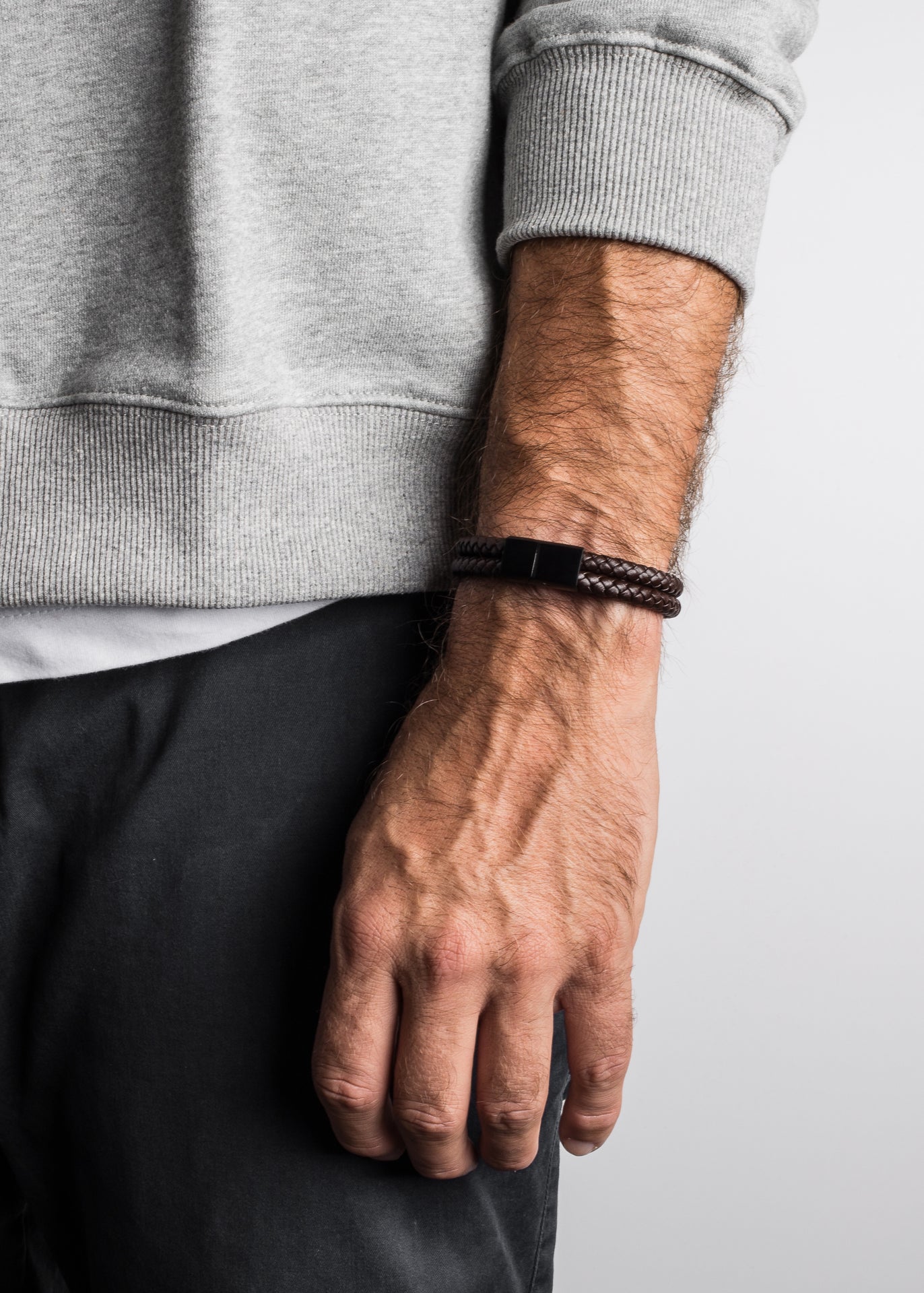 Akitsune-Simplicitas-Leather-Bracelet-Magnetic-Black-Brown-Model-2