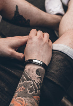 Akitsune-Simplicitas-Leather-Bracelet-Silver-Brown-Model