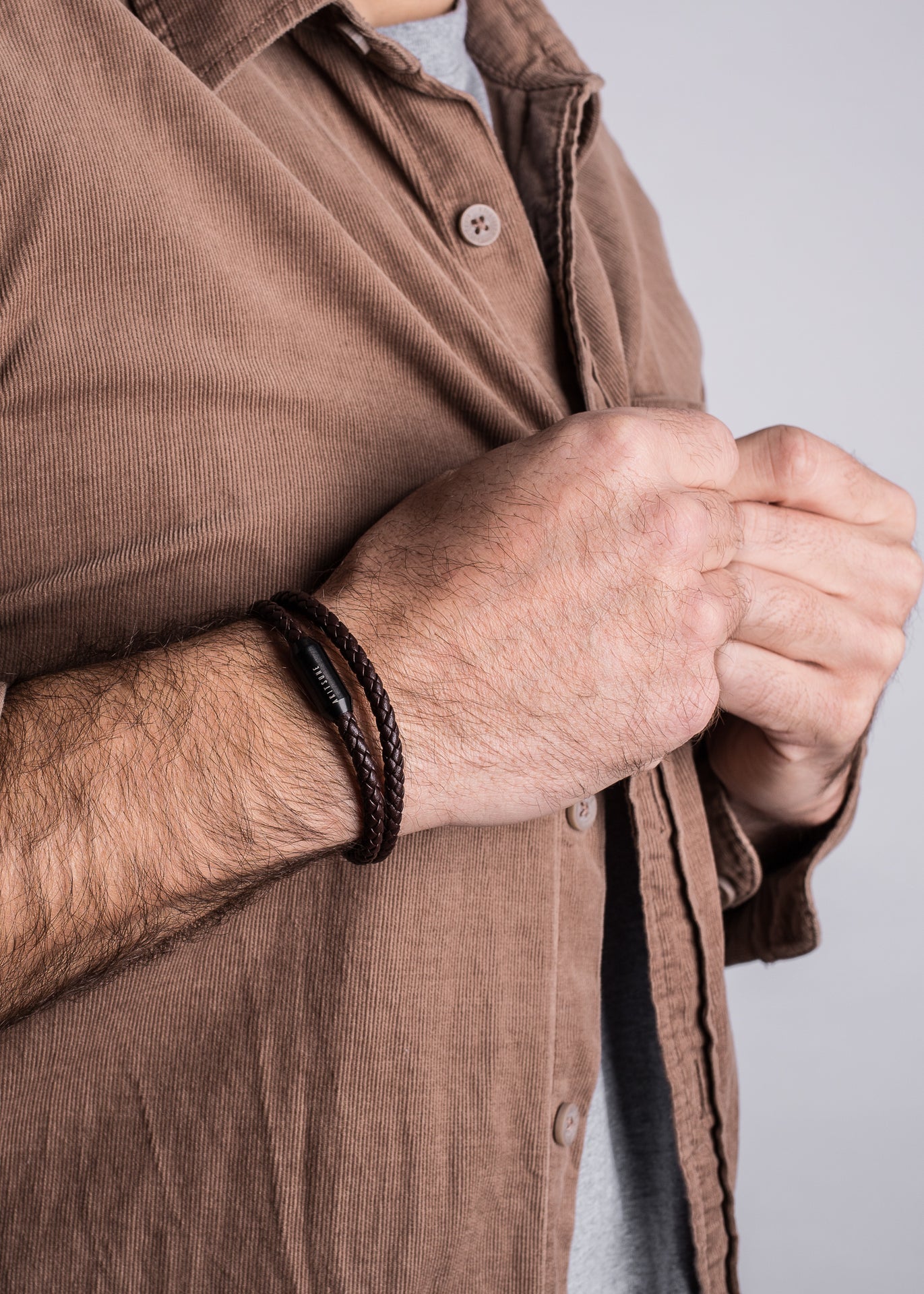 Akitsune-Suprema-Leather-Bracelet-Matte-Black-Brown-Model-Lifestyle-1