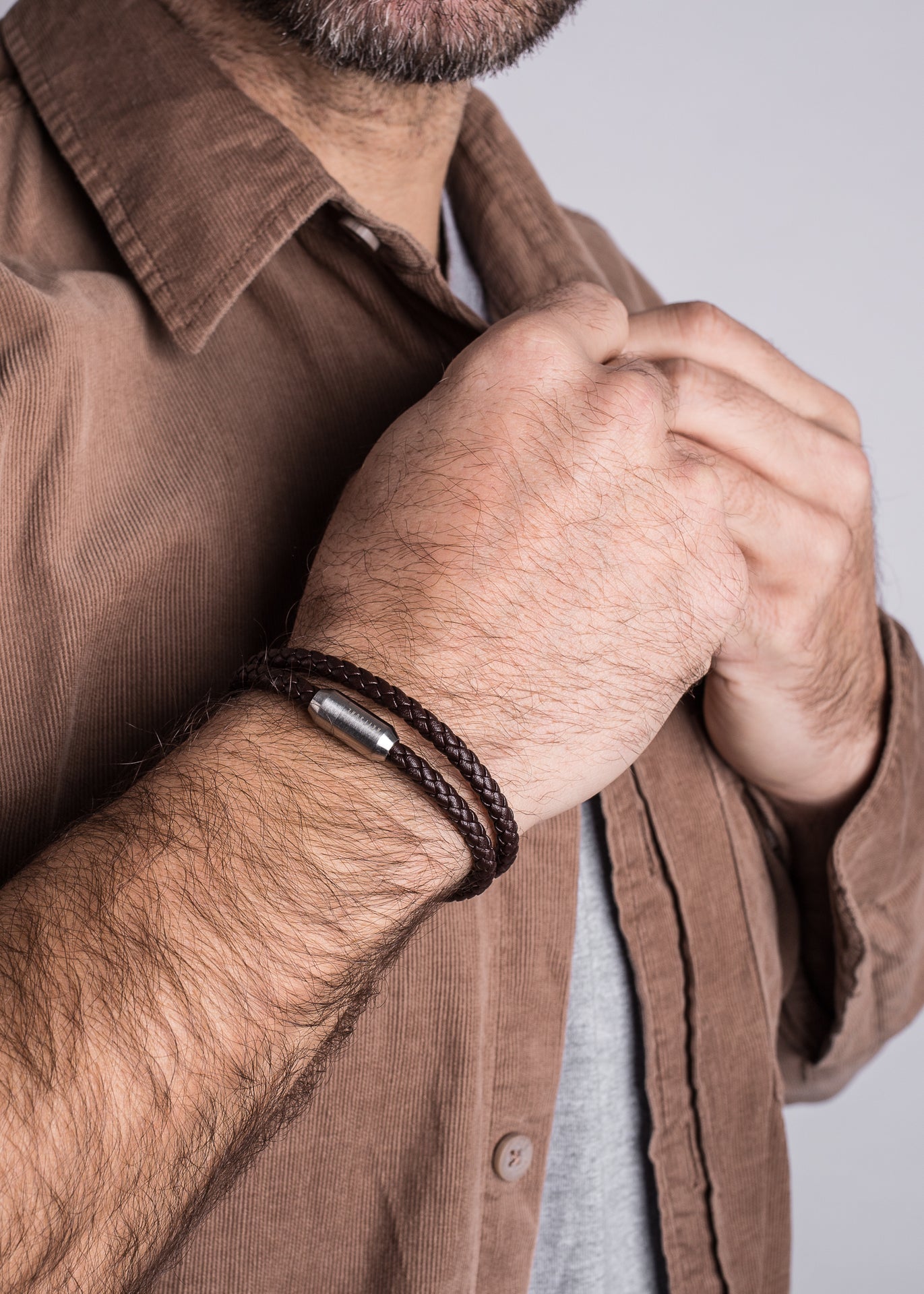 Akitsune-Suprema-Leather-Bracelet-Silver-Brown-Model-1800x2600