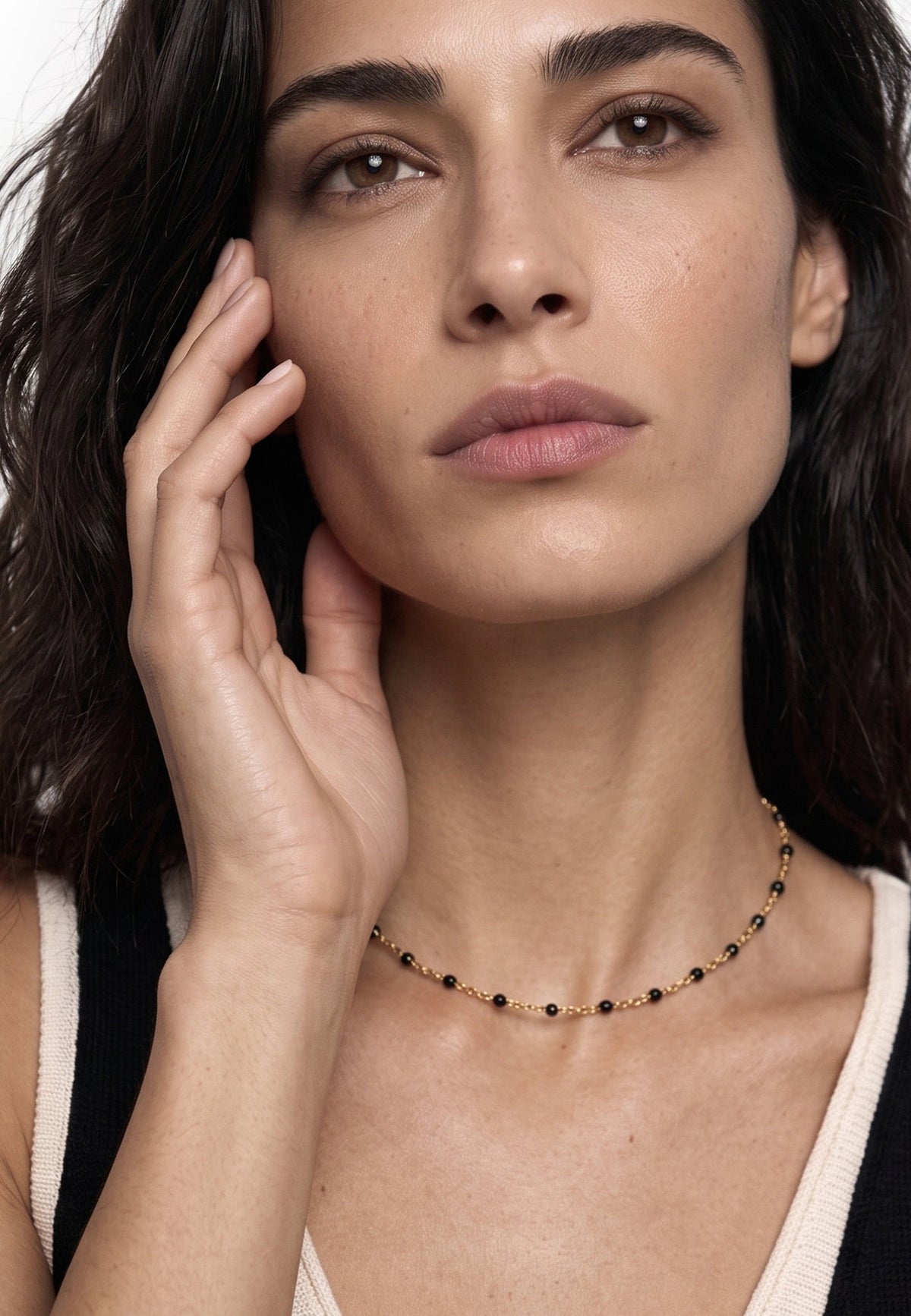 Akitsune Sway Choker Necklace gold tone, close-up on a model