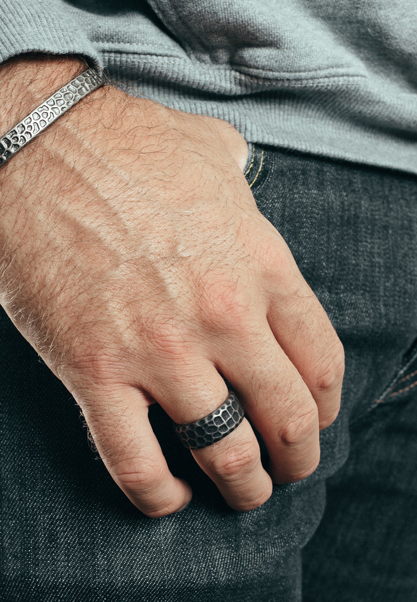 Akitsune-Terra-Bangle-Hammered-Steel-Style-Bracelet-Antique-Silver-Model-3