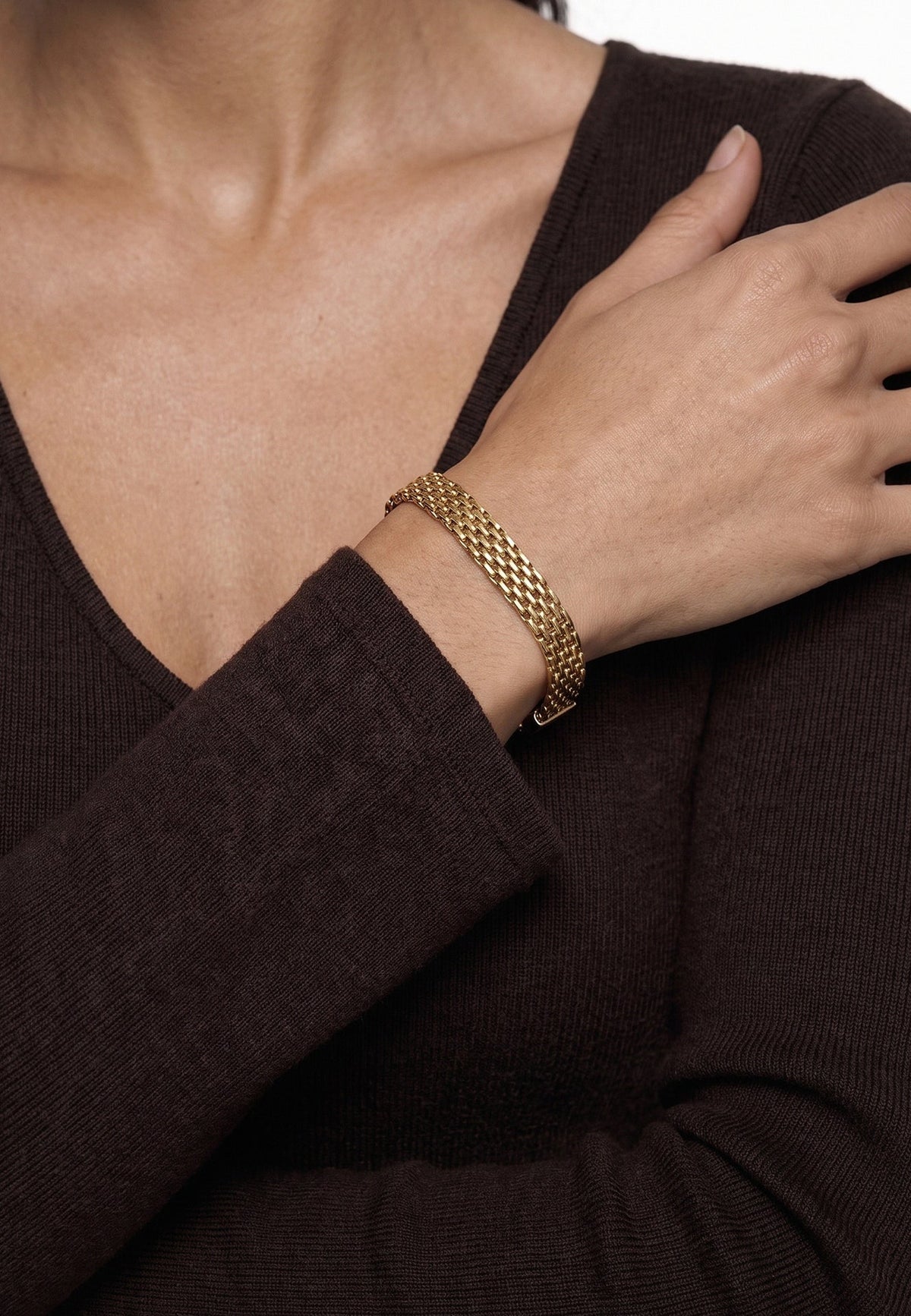 Akitsune Caelus women's bracelet in gold tone, worn by a model