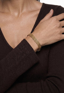 Akitsune Caelus women's bracelet in gold tone, worn by a model