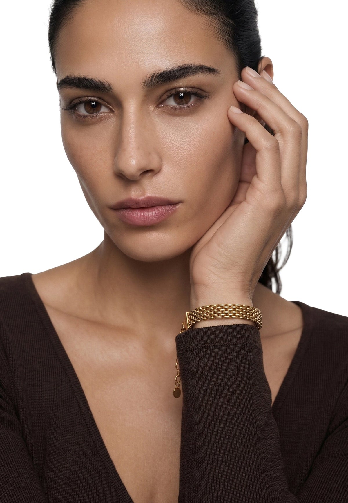 Akitsune Caelus women's bracelet in gold tone, worn by a model