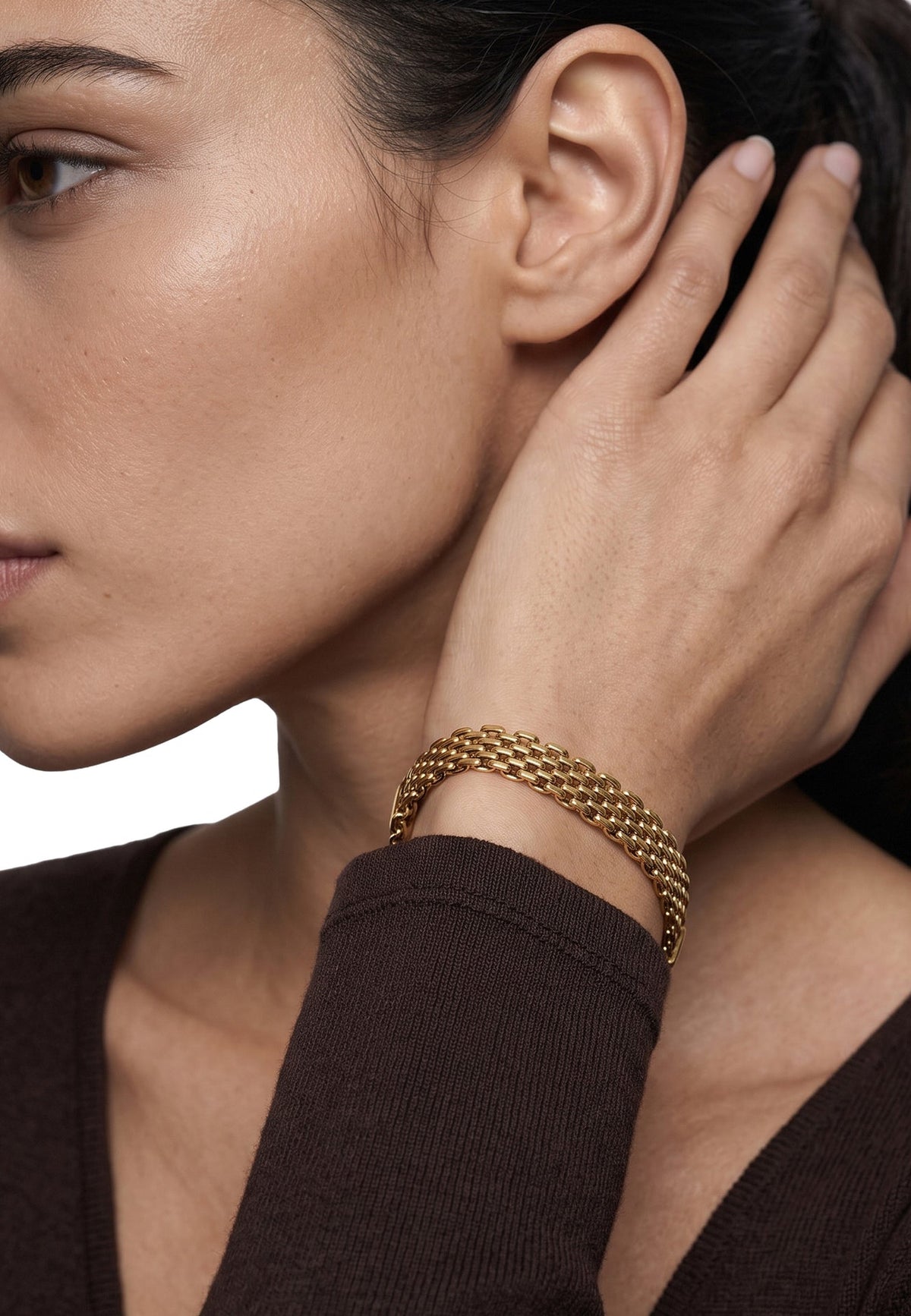 Akitsune Caelus women's bracelet in gold tone, worn by a model