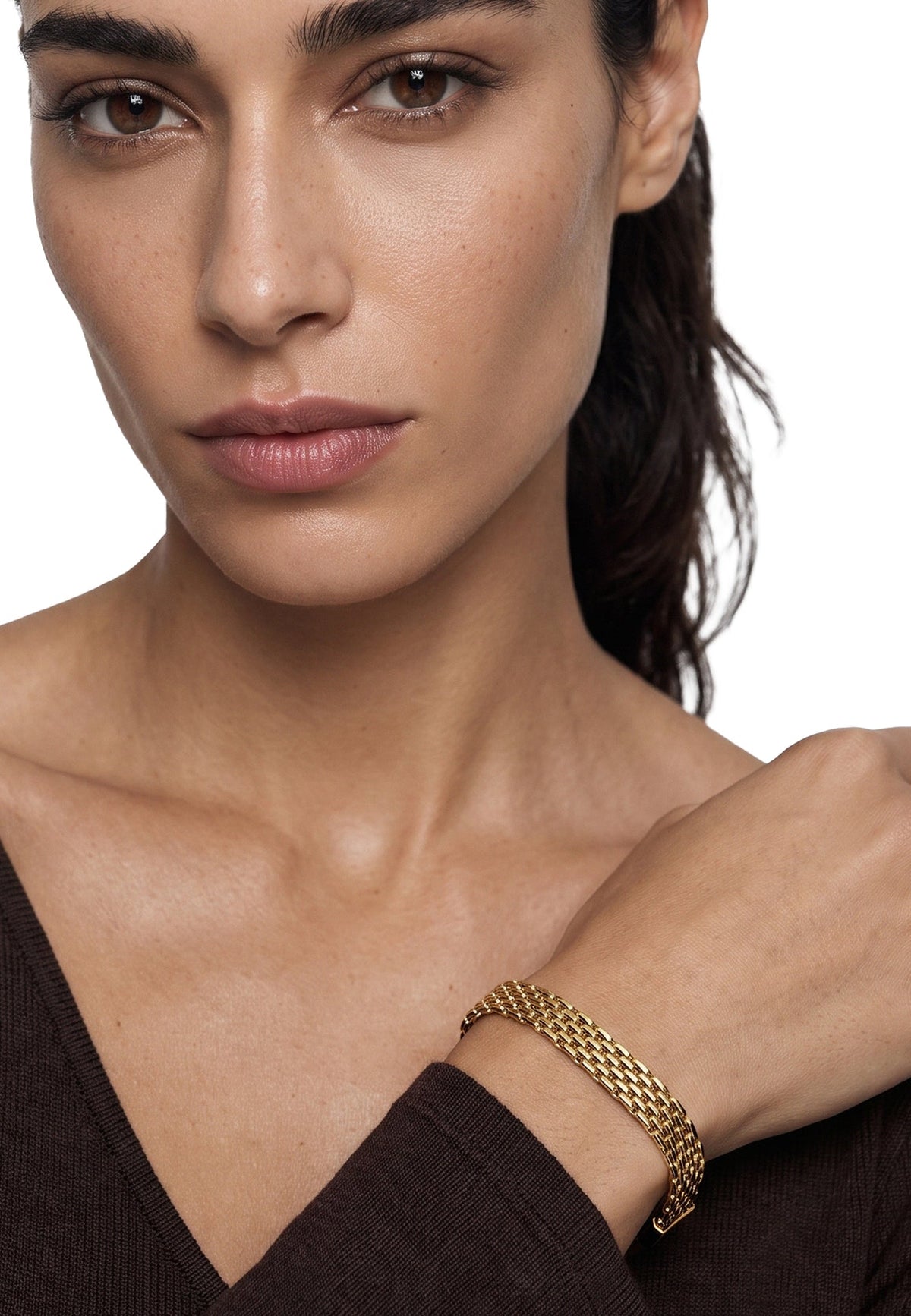 Akitsune Caelus women's bracelet in gold tone, worn by a model